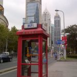 Mujer es obligada a vivir dentro de una cabina telefónica en Shanghái