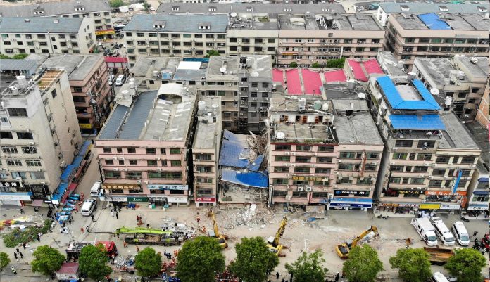 Mueren 53 personas tras derrumbe de un edificio en China