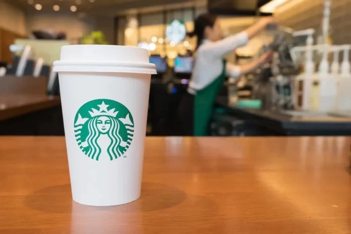 Cliente de Starbucks deja propina en dólares quedándose sin vacaciones - miaminews24