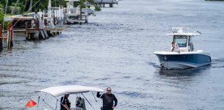 La policía de Delray Beach dijo que tres maletas con restos humanos fueron encontrados flotando en el agua en Florida.